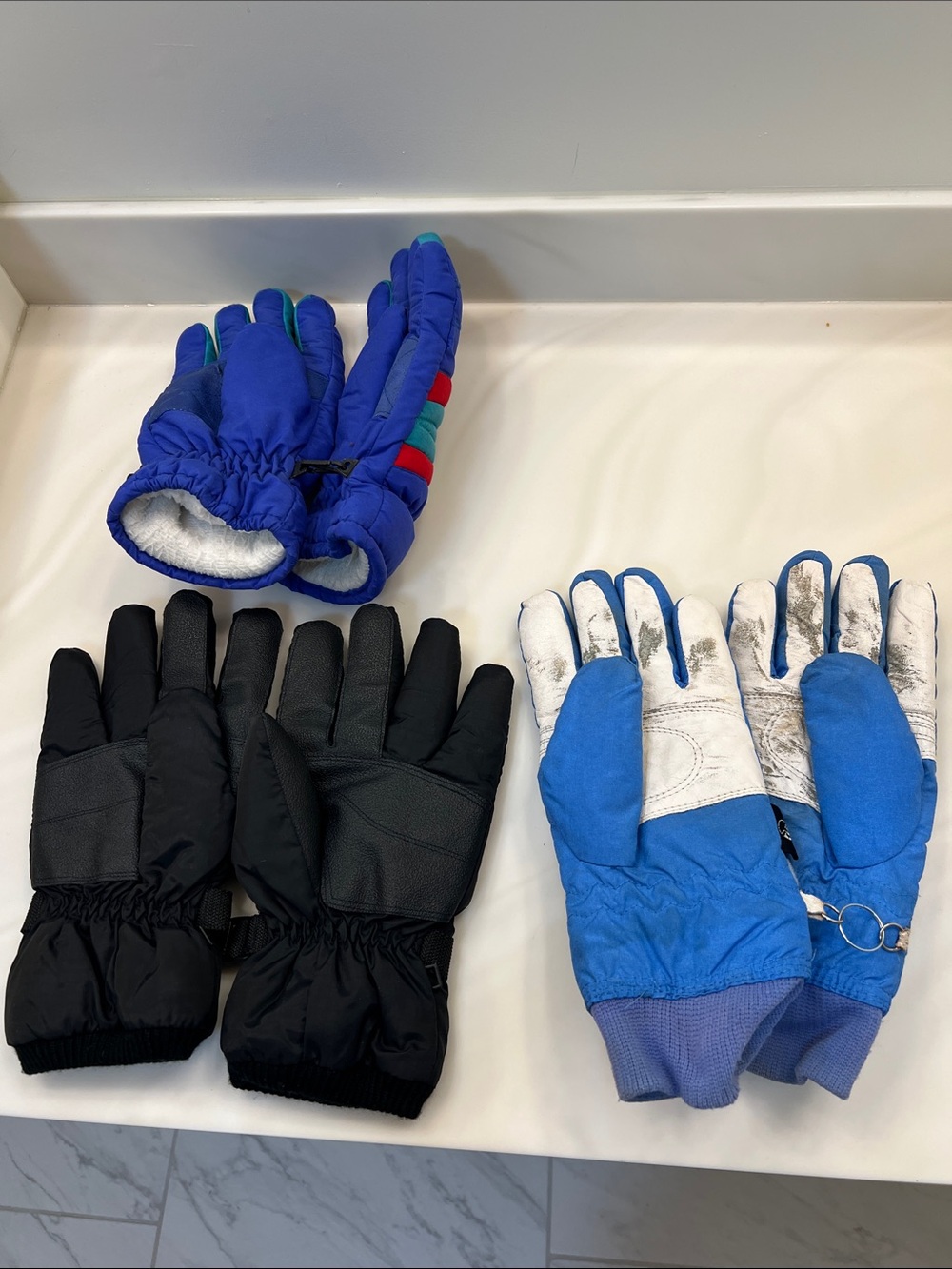 3 pairs of ski/snowboarding gloves